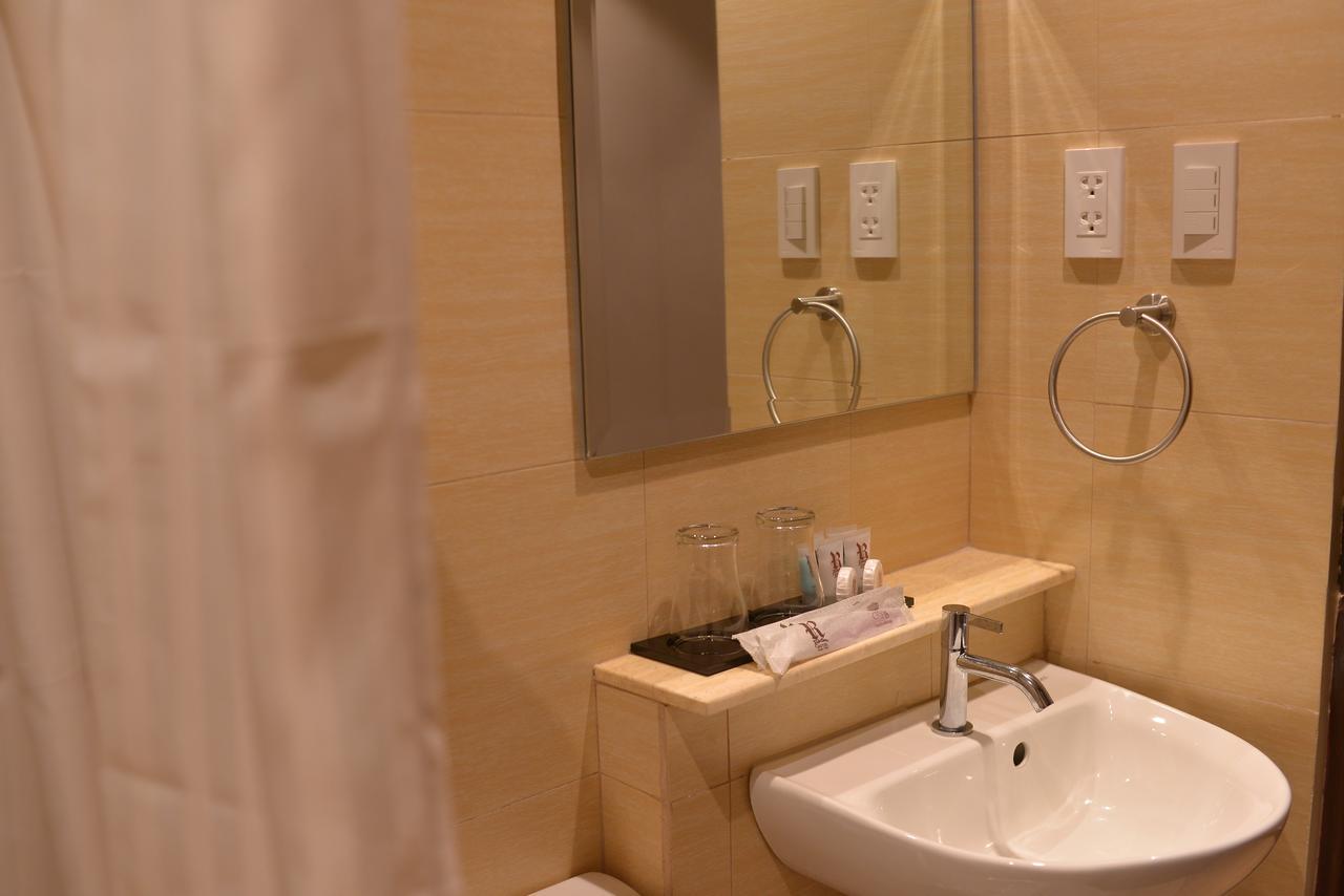 נגה Robertson Hotel מראה חיצוני תמונה